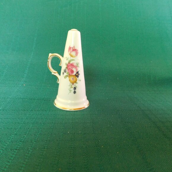 Miniature Porcelain Horn – Hand-Painted Floral Accent with Gold Trim near mint - Picture 2 of 6